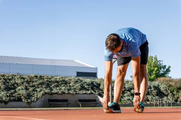 Atletisk Ung Man Sträcker Kalvar Innan Börjar Springa — Stockfoto