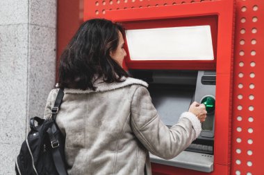 Olgun İspanyol kadının ATM 'de kredi kartı tanıtımına yakından bakın.