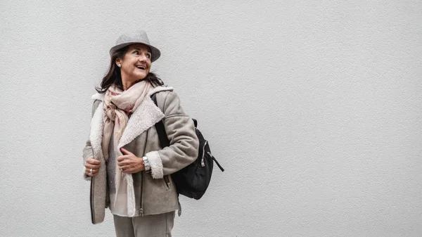 Mujer Moderna Madura Con Traje Gris Sonriendo Nuevo Sobre Fondo — Foto de Stock
