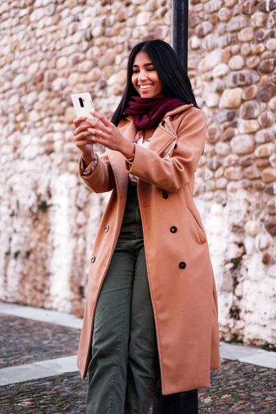 Hermosa Mujer India Feliz Utilizando Teléfono Celular Aire Libre Vertical — Foto de Stock