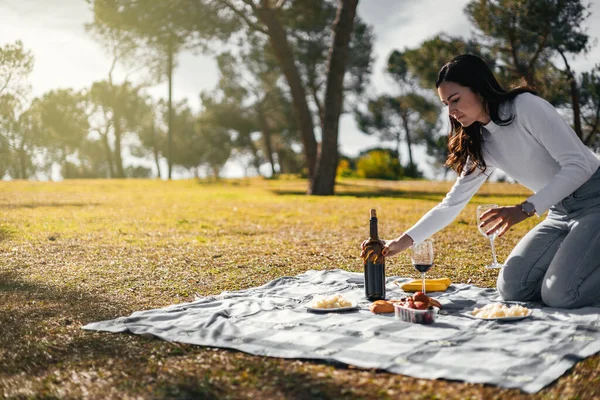 Młoda Kobieta Przygotowuje Piknik Przestrzeń Kopiowania Wypoczynek Relaks — Zdjęcie stockowe