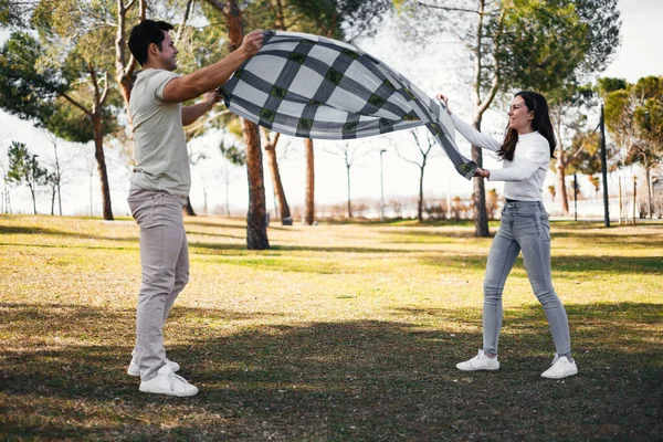 Pareja Hispana Joven Colocando Paño Picnic Para Disfrutar Compañía —  Fotos de Stock