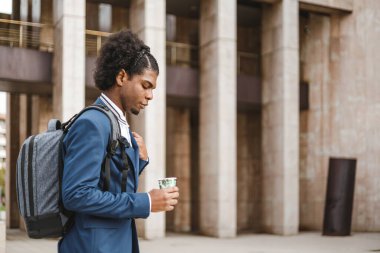 Genç Afrikalı Amerikalı iş adamı işe gidiyor, yan görüş, kopyalanma alanı