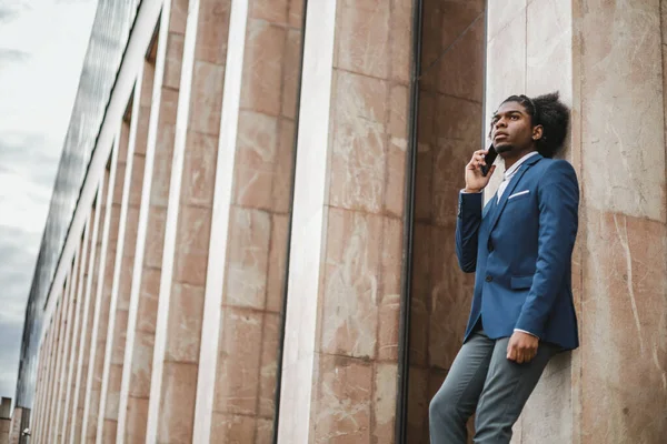 Elegante Uomo Affari Afro Americano Che Parla Telefono Fuori Dall — Foto Stock