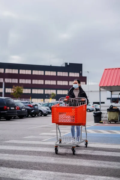 Joven Mujer Caucásica Con Mascarilla Facial Carrito Compras Cruzando Calle — Foto de Stock