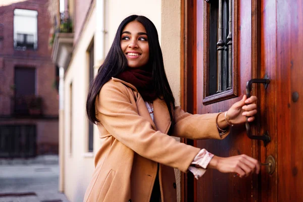 Jovem Mulher Indiana Feliz Abrindo Sua Porta Casa Olhando Para — Fotografia de Stock