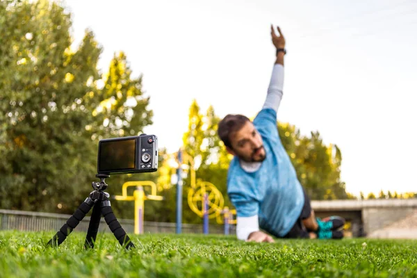 Online Fitness Tränare Ung Attraktiv Passform Man Filmar Vlog Kameran — Stockfoto