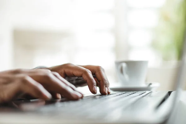 Vista Cerca Las Manos Piel Oscura Escribiendo Teclado Concepto Trabajo — Foto de Stock