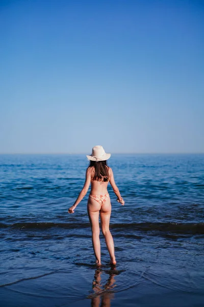 Rear View Unrecognizable Woman Bikini Hat Entering Sea Sky Copyspace — kuvapankkivalokuva