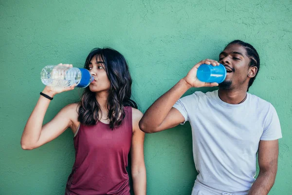 Primer Plano Dos Amigos Multiétnicos Beber Agua Después Correr Descansar —  Fotos de Stock