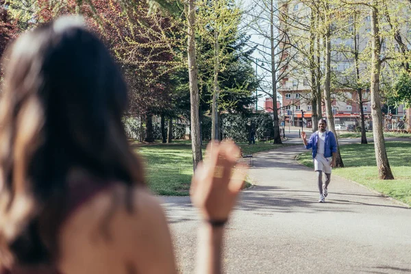 Sadece Arkadaşız Dışarıda Parkta Yürüyen Adamla Tanışan Kız Sallıyor Seçici — Stok fotoğraf