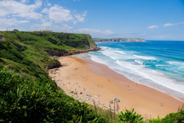 Yaz gününde güzel bir okyanus kıyısı. İspanya, Suances banliyösü, Cantabria 'da yaz günü, Playa de Los Locos' ta çekilmiştir.
