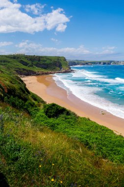 Yaz gününde güzel bir okyanus kıyısı. İspanya, Suances banliyösü, Cantabria 'da yaz günü, Playa de Los Locos' ta çekilmiştir.
