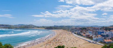 Suances plajının manzarası, kuzey İspanya 'dan.