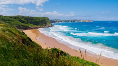 Yaz gününde güzel bir okyanus kıyısı. İspanya, Suances banliyösü, Cantabria 'da yaz günü, Playa de Los Locos' ta çekilmiştir.