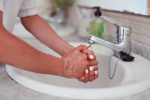 Niedliche Frau Händewaschen Badezimmer Echte Menschen Hygienekonzept — Stockfoto