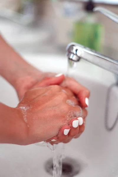 Niedliche Frau Händewaschen Badezimmer Echte Menschen Hygienekonzept — Stockfoto