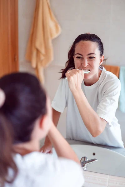 Schönheit Mädchen Bad Zähne Putzen Der Morgenzeit — Stockfoto