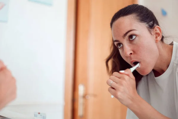 Junge Frau Beim Zähneputzen Badezimmer Nahaufnahme Opy Space — Stockfoto