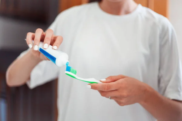 Frauenhände Mit Zahnpasta Und Zahnbürste — Stockfoto
