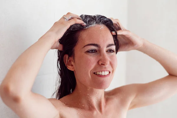 Mujer duchandose fotos de stock, imágenes de Mujer duchandose sin - Página 3 Depositphotos