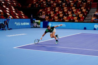 2021 VTB Kremlin Kupası - 1. gün. MOSCOW, RUSSIA - 16 Ekim 2021 'de Moskova' da oynanan VTB Kremlin Kupası 'nda Rus Maxim Zhukov' a karşı oynanan Erkekler Tekli ön eleme turunda Bosnalı tenisçi Damir Dzumhur.