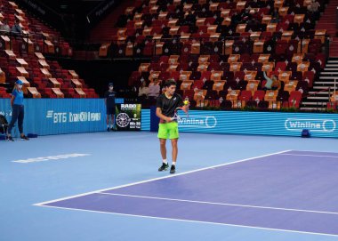 2021 VTB Kremlin Kupası - 1. gün. MOSCOW, RUSSIA - 16 Ekim 2021 'de Moskova' da oynanan VTB Kremlin Kupası 'nda Bosnalı tenisçi Damir Dzumhur' a karşı oynanan Erkekler Single eleme turunda Rus tenisçi Maxim Zhukov.