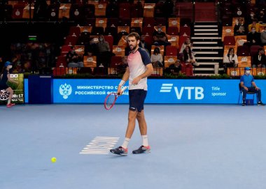 2021 VTB Kremlin Kupası - 8. Gün. MOSCOW, RUSSIA - 23 Ekim - Hırvat tenisçi Marin Ciliç, Litvanyalı tenisçi Ricardas Berankis ile oynanan erkekler yarı final maçında 23 Ekim 2021 'de Moskova' da oynanan VTB Kremlin Kupası 'nın 8..