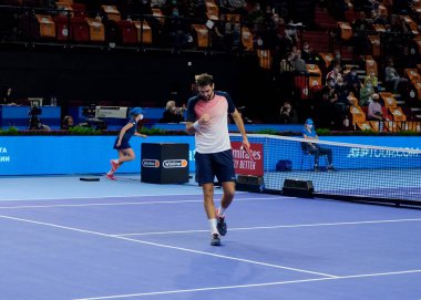 2021 VTB Kremlin Kupası - 8. Gün. MOSCOW, RUSSIA - 23 Ekim - Hırvat tenisçi Marin Ciliç, Litvanyalı tenisçi Ricardas Berankis ile oynanan erkekler yarı final maçında 23 Ekim 2021 'de Moskova' da oynanan VTB Kremlin Kupası 'nın 8..