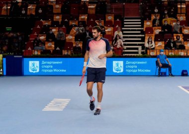 2021 VTB Kremlin Kupası - 8. Gün. MOSCOW, RUSSIA - 23 Ekim - Hırvat tenisçi Marin Ciliç, Litvanyalı tenisçi Ricardas Berankis ile oynanan erkekler yarı final maçında 23 Ekim 2021 'de Moskova' da oynanan VTB Kremlin Kupası 'nın 8..