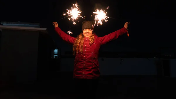 Молодая Женщина Рождественскими Искрами Руке Одетая Красную Куртку Шляпу — стоковое фото