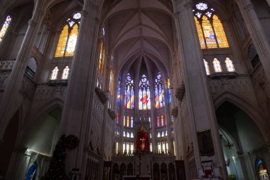 Len Guanajuato 'nun kefaretli tapınağının içinde sunak, İsa ve vitraylı camla