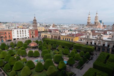 Len Guanajuato 'nun merkezinin parkı, büfesi ve kiliseleri olan havası.