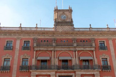 Len Guanajuato Belediye Başkanlığı cephesinde saat en üstte.