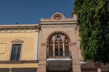 Len Guanajuato 'nun eski kumarhanesinin ön cephesinde, üzerinde taş bir aslan figürü vardı.