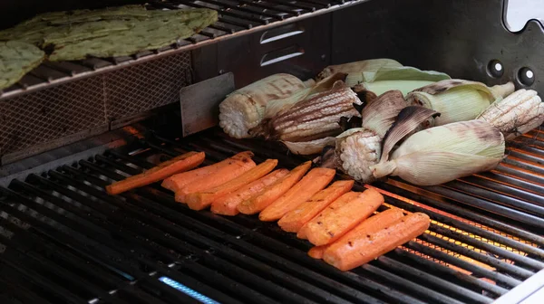 Tiro Cerrado Zanahorias Maíz Una Parrilla Barbacoa — Foto de Stock