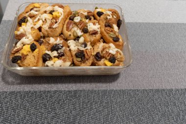 Meksika capirotada tabağı, kuru üzüm, ceviz, bezelye, peynir ve fotokopi alanı.