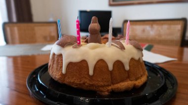 Doğum günü pastası, üstünde çikolata, krema ve yanmamış mumlar