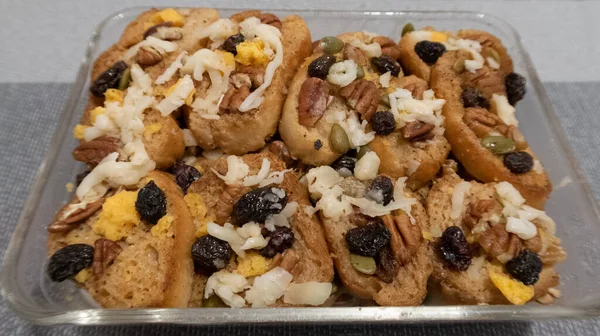 Meksika capirotada tabağını yakından çek. Üzüm, ceviz, bezelye ve peynirli.