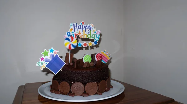 Choklad Tårta Med Glad Födelsedag Tecken Med Många Färger — Stockfoto