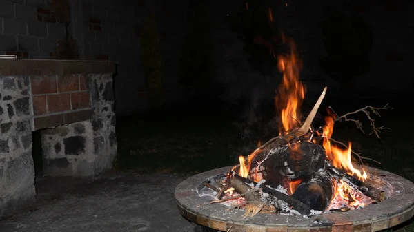 Φωτιά Την Νύχτα Καύση Καυσόξυλων Στο Σπίτι Δοχείο — Φωτογραφία Αρχείου