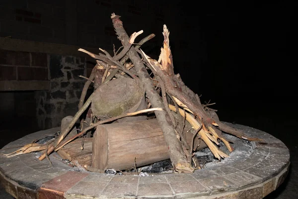 Κορμοί Ξύλου Στοιβάζονται Καυσόξυλα Δοχείο Για Ανάψουν Φωτιά Βράδυ — Φωτογραφία Αρχείου