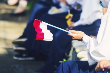 Sorong, Batı Papua, Endonezya, 4 Ekim 2021. Endonezya Başkanı Joko Widodo 'nun resmi ziyareti. Okul çocukları ve öğretmenleri, Başkan 'ın yol kenarından gelişini memnuniyetle karşıladılar..