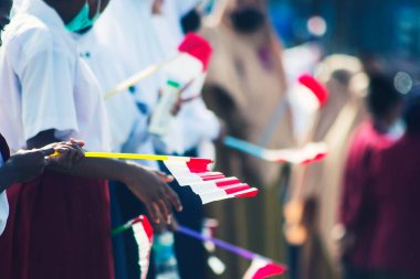 Sorong, Batı Papua, Endonezya, 4 Ekim 2021. Endonezya Başkanı Joko Widodo 'nun resmi ziyareti. Okul çocukları ve öğretmenleri, Başkan 'ın yol kenarından gelişini memnuniyetle karşıladılar..