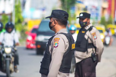 Sorong, Batı Papua, Endonezya, 4 Ekim 2021. Endonezya Başkanı Joko Widodo 'nun resmi ziyareti. Okul çocukları ve öğretmenleri, Başkan 'ın yol kenarından gelişini memnuniyetle karşıladılar..