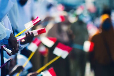 Sorong, Batı Papua, Endonezya, 4 Ekim 2021. Endonezya Başkanı Joko Widodo 'nun resmi ziyareti. Okul çocukları ve öğretmenleri, Başkan 'ın yol kenarından gelişini memnuniyetle karşıladılar..