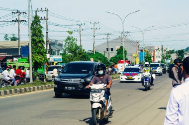 Sorong, Batı Papua, Endonezya, 4 Ekim 2021. Endonezya Başkanı Joko Widodo 'nun resmi ziyareti. Okul çocukları ve öğretmenleri, Başkan 'ın yol kenarından gelişini memnuniyetle karşıladılar..