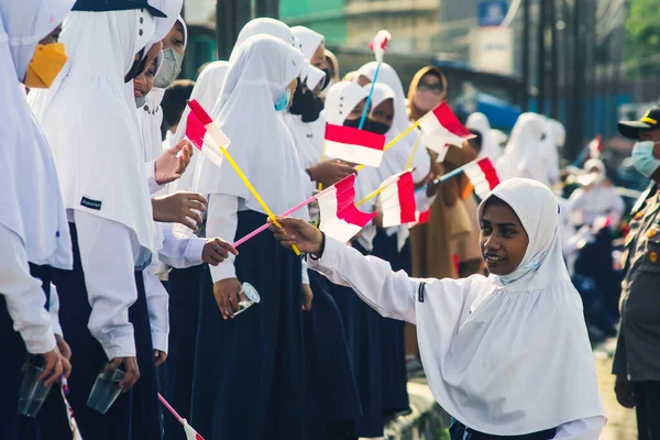 Sorong, Batı Papua, Endonezya, 4 Ekim 2021. Endonezya Başkanı Joko Widodo 'nun resmi ziyareti. Okul çocukları ve öğretmenleri, Başkan 'ın yol kenarından gelişini memnuniyetle karşıladılar..