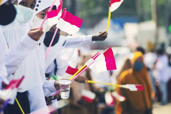 Sorong, Batı Papua, Endonezya, 4 Ekim 2021. Endonezya Başkanı Joko Widodo 'nun resmi ziyareti. Okul çocukları ve öğretmenleri, Başkan 'ın yol kenarından gelişini memnuniyetle karşıladılar..