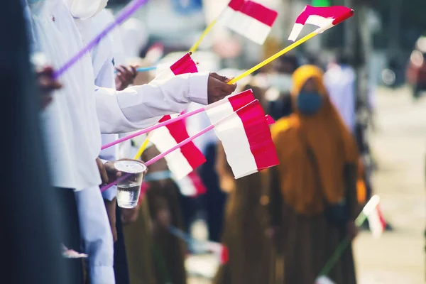 Sorong, Batı Papua, Endonezya, 4 Ekim 2021. Endonezya Başkanı Joko Widodo 'nun resmi ziyareti. Okul çocukları ve öğretmenleri, Başkan 'ın yol kenarından gelişini memnuniyetle karşıladılar..